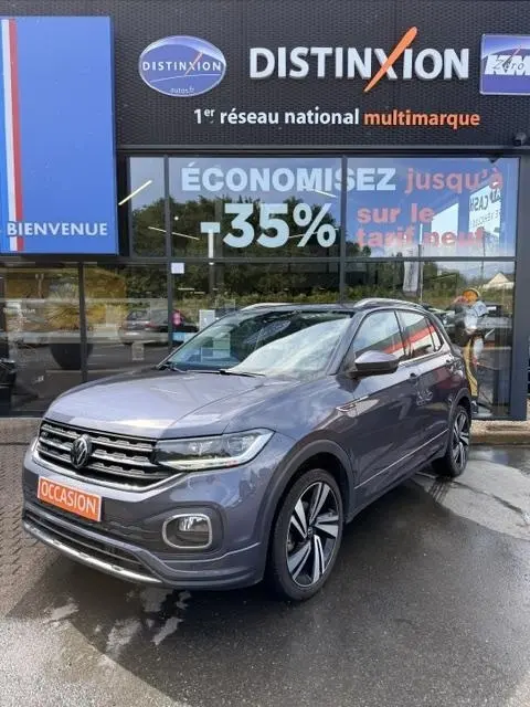 Volkswagen T-Cross 1.0 TSI R-Line gris foncé vue 3/4 avant avec jantes alliage et calandre chromée.