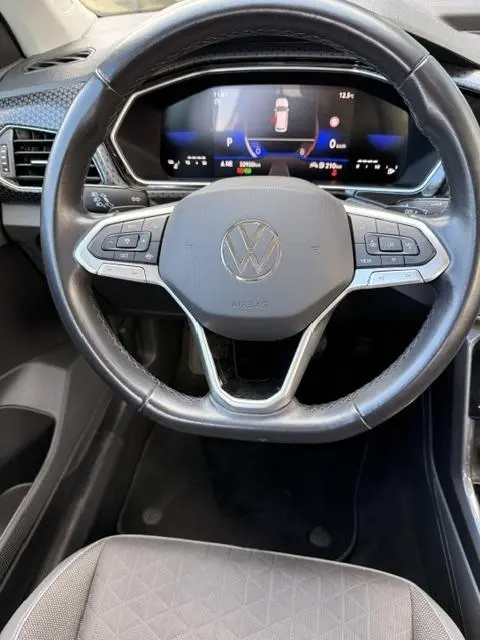 Vue rapprochée du volant cuir multifonctions et de l'afficheur digital du Volkswagen T-Cross 1.0 TSI R-Line 2023.