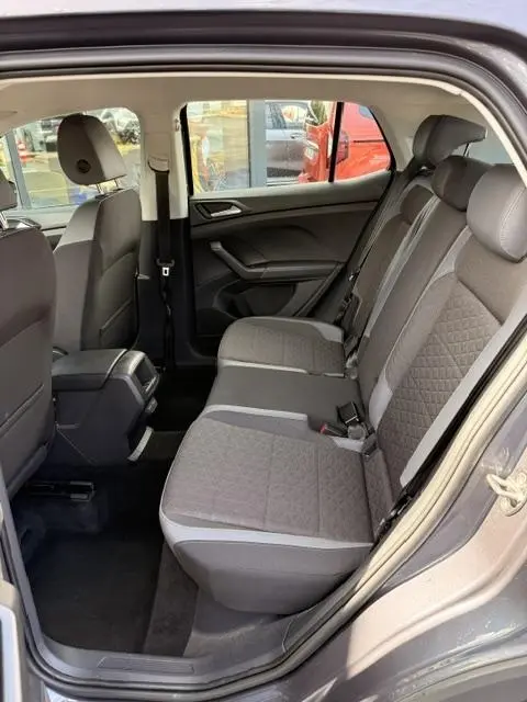 Vue intérieure côté droit sur la banquette arrière grise du Volkswagen T-Cross 1.0 TSI R-Line Tech 2023.