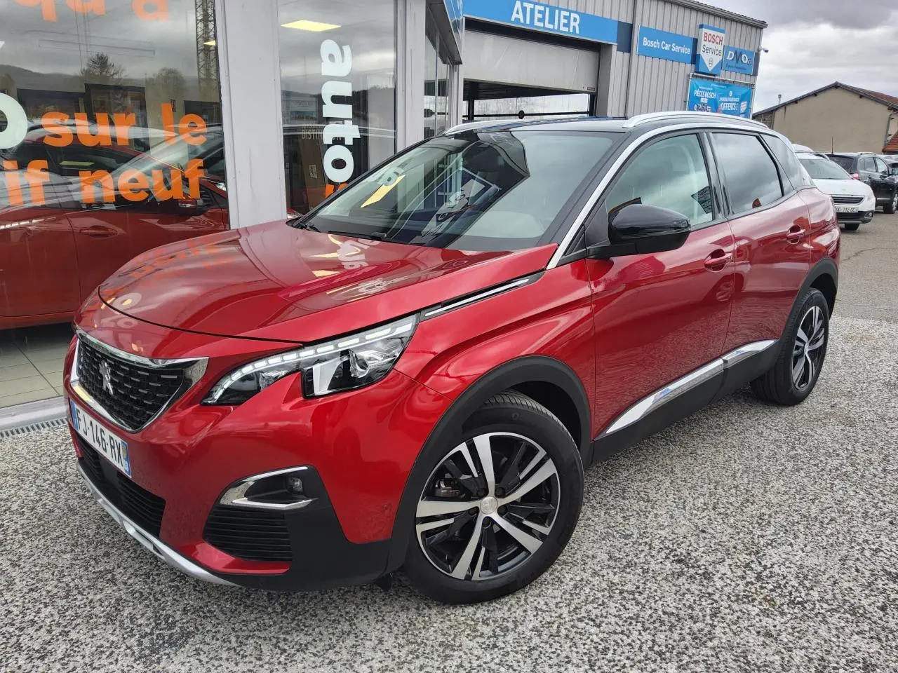 Peugeot 3008 rouge foncé vue 3/4 avant droit, avec jantes alliage bi-ton et détails chromés sur calandre et bas de caisse.