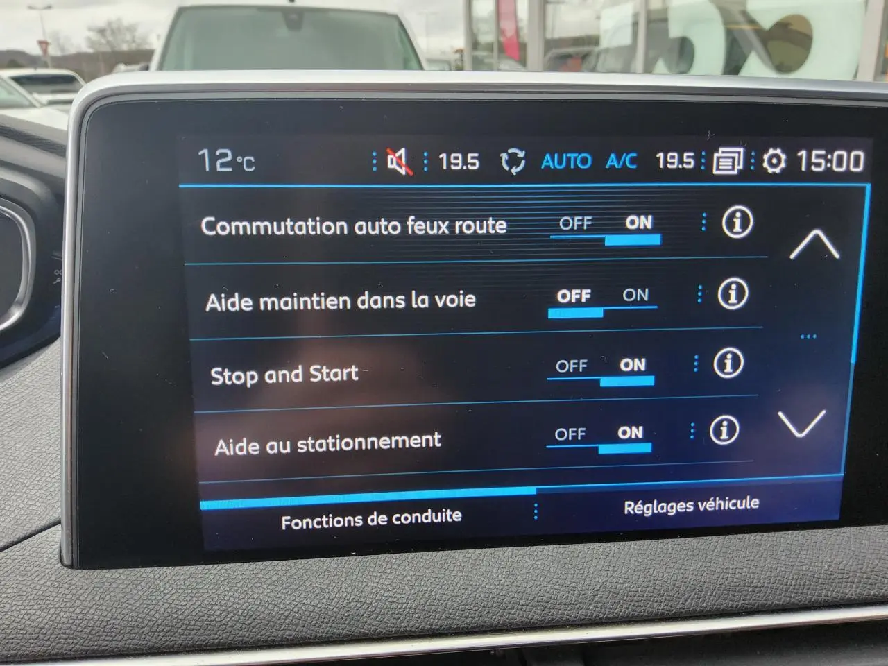 Écran tactile intérieur du Peugeot 3008 affichant les réglages d’aides à la conduite et climatisation.