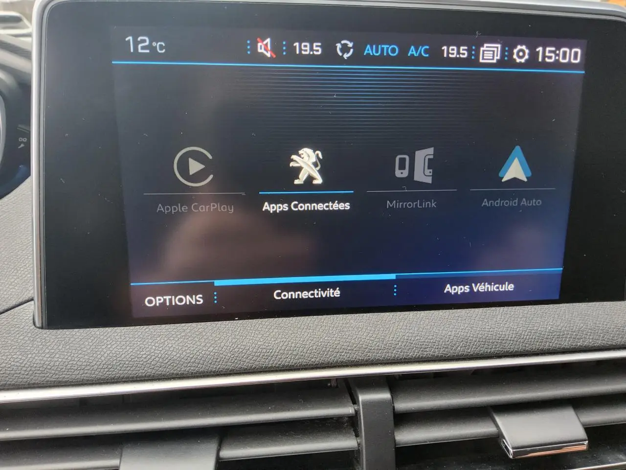 Écran tactile central du Peugeot 3008 2019 affichant les options de connectivité des applications, intérieur noir.