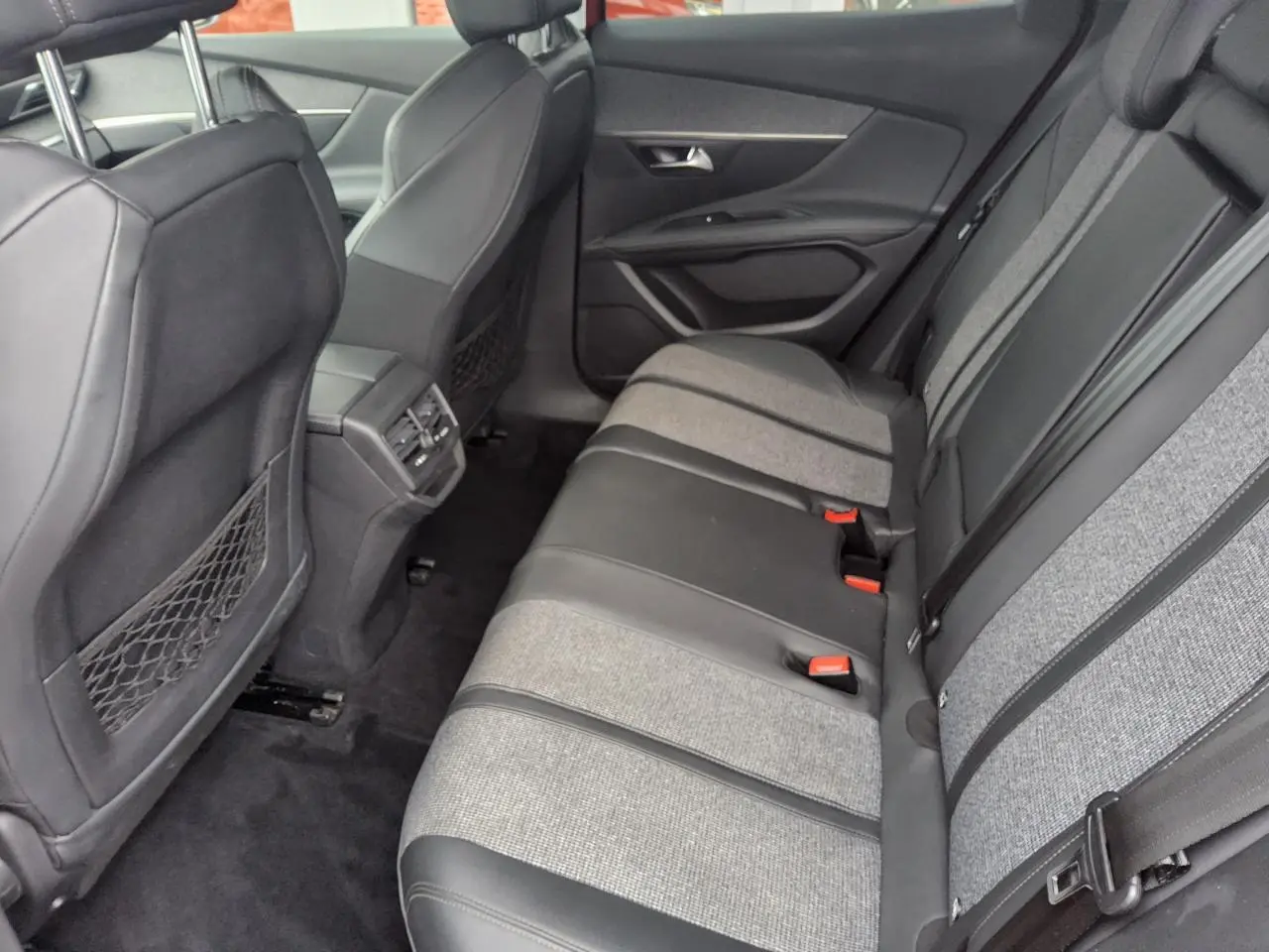 Vue latérale droite de la banquette arrière bi-matière gris et noir du Peugeot 3008 Allure Business 2019.