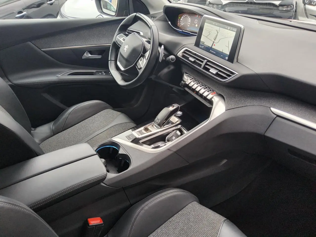 Intérieur de Peugeot 3008 2019 vu côté conducteur, avec tableau de bord numérique et console centrale moderne noire.