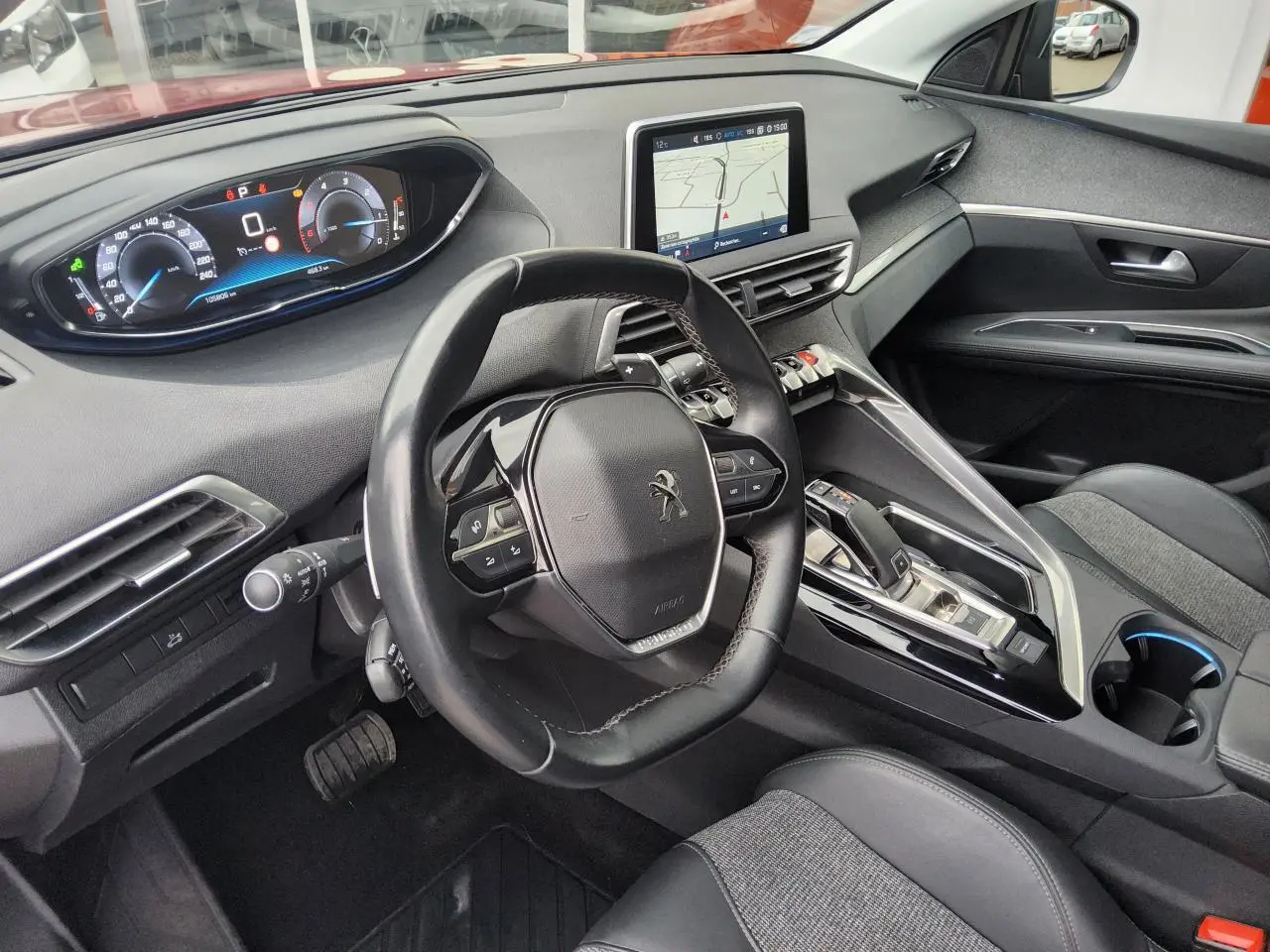 Vue intérieure côté conducteur du Peugeot 3008 2019, volant compact cuir, tableau de bord numérique et écran tactile central.