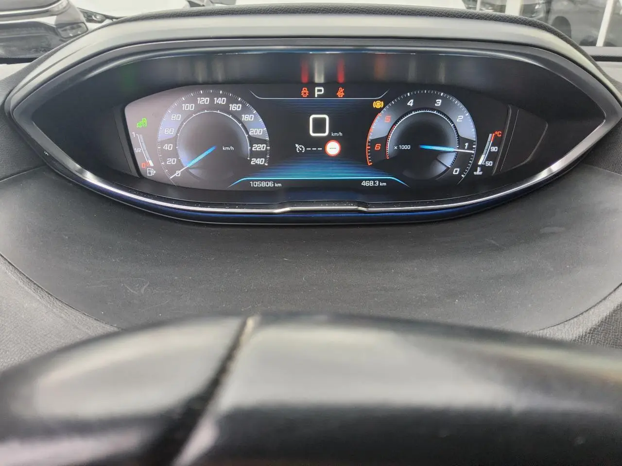 Vue rapprochée du combiné d'instruments numérique du Peugeot 3008 2019, affichage digital clair et moderne.