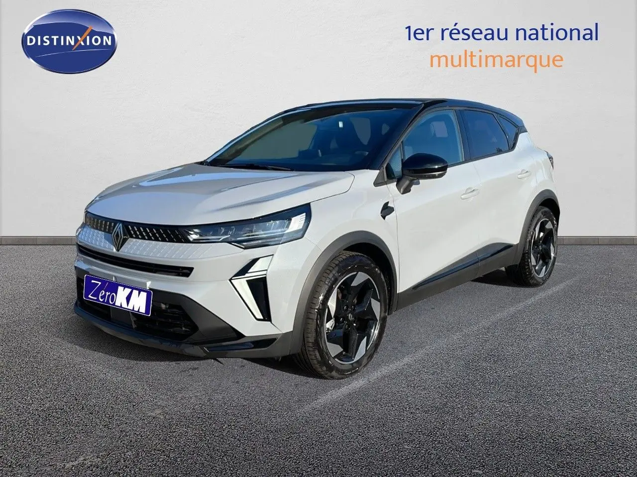 Vue 3/4 avant d'un Renault Captur E-Tech hybride gris rafale métal avec toit noir et jantes noires brillantes.
