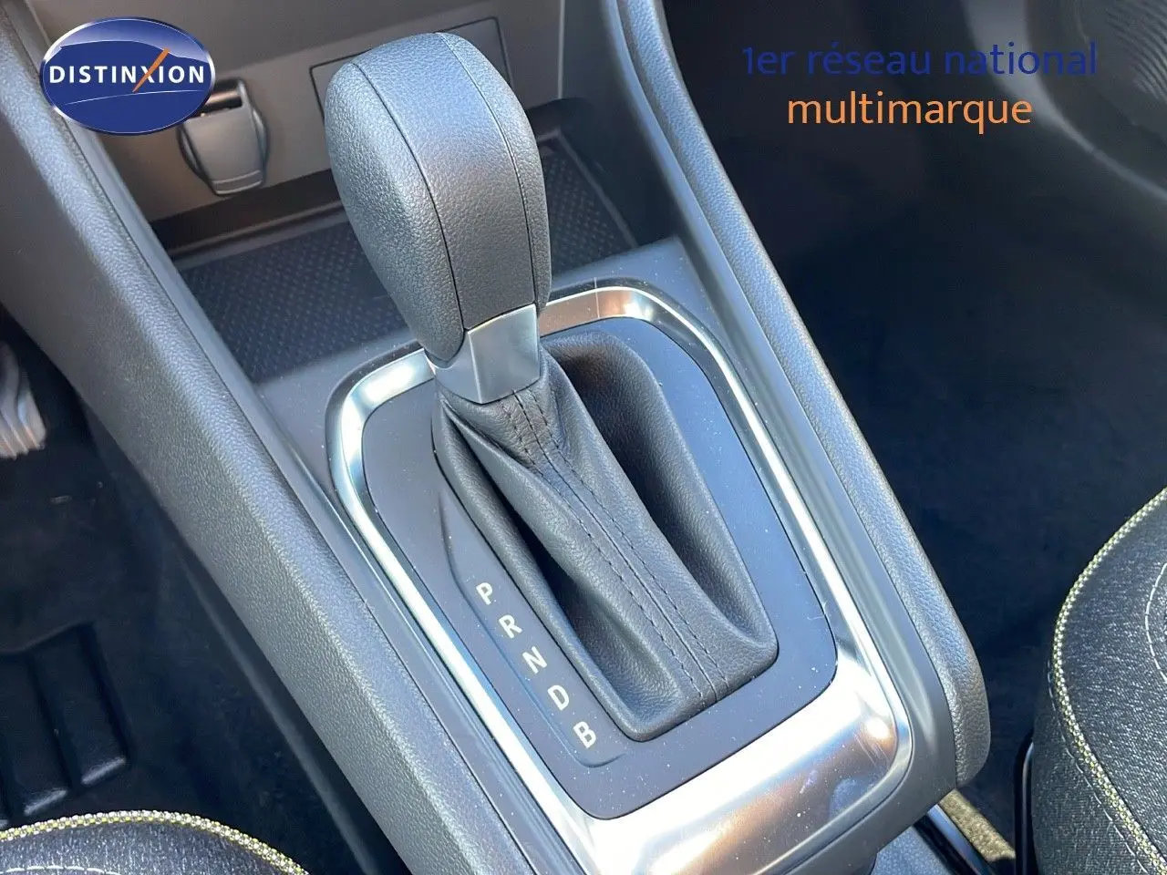 Le levier de vitesses automatique en cuir noir du Renault Captur E-Tech Hybrid 2025 vu en gros plan intérieur.