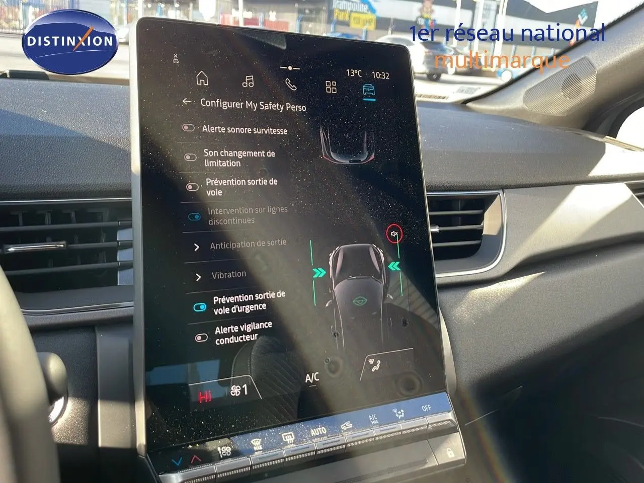Écran tactile vertical du tableau de bord du Renault Captur E-Tech gris rafale, affichant les aides à la conduite.