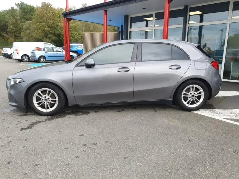 Profil côté gauche d'une Mercedes Classe A 160 Style Line 2018 en gris montagne métallisé avec jantes alu.