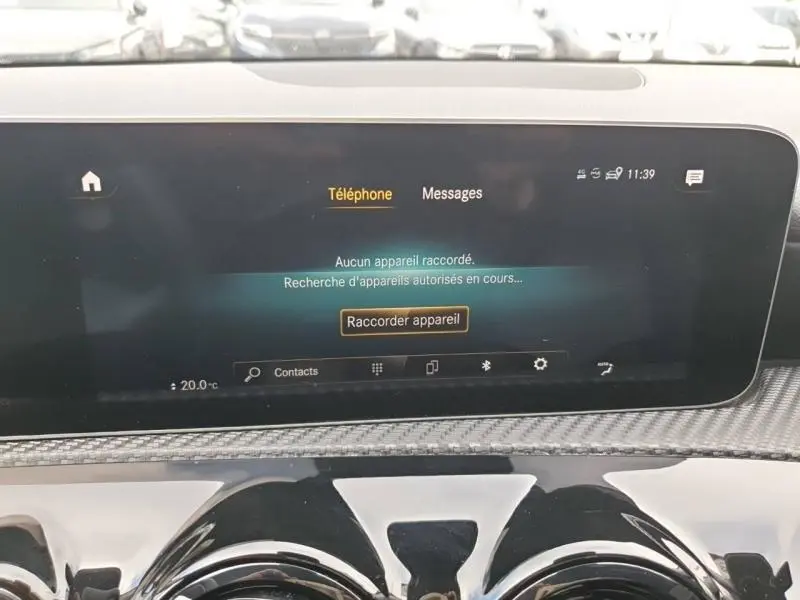 Écran tactile multimédia affichant la connexion Bluetooth dans l'habitacle d'une Mercedes Classe A gris montagne métallisé.