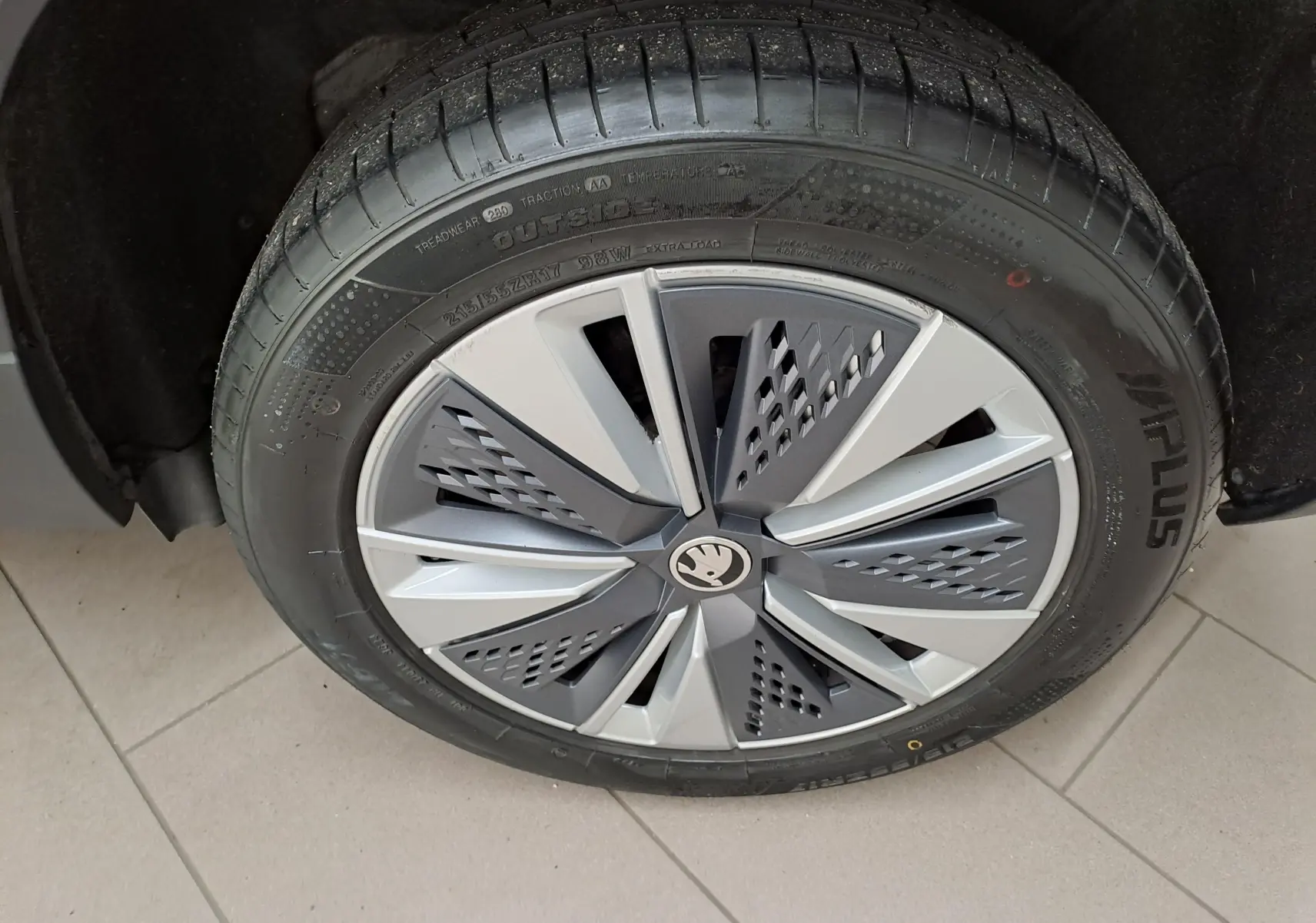 Gros plan sur la roue de secours galette avec enjoliveur gris et noir du Skoda Karoq 2023 Gris Perle.