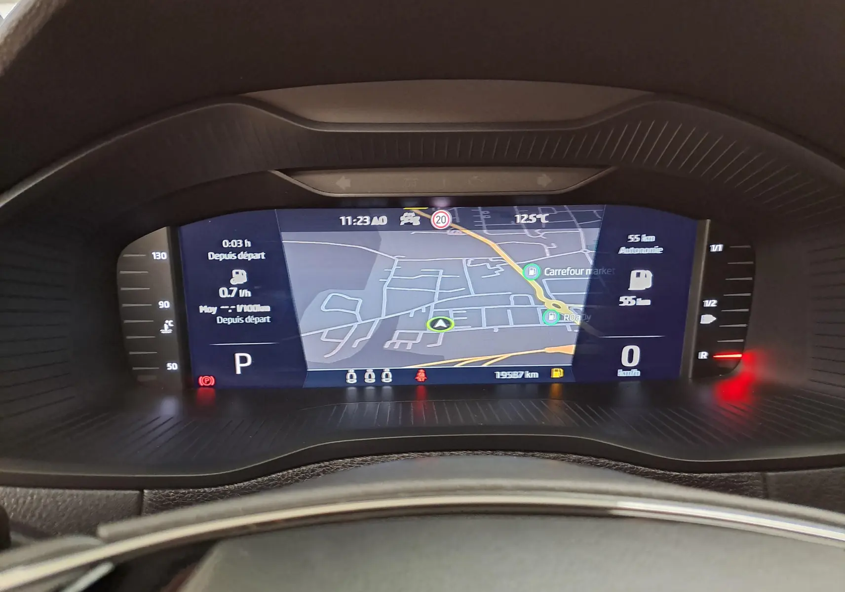 Tableau de bord numérique du Skoda Karoq 2023 avec affichage carte GPS et indicateurs de vitesse et autonomie.