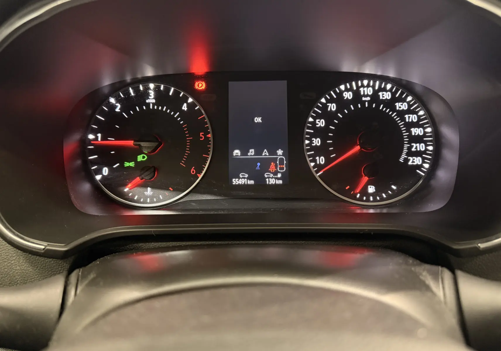 Vue rapprochée du tableau de bord de la Renault Mégane IV diesel, affichant compte-tours, vitesse et écran central avec alertes.