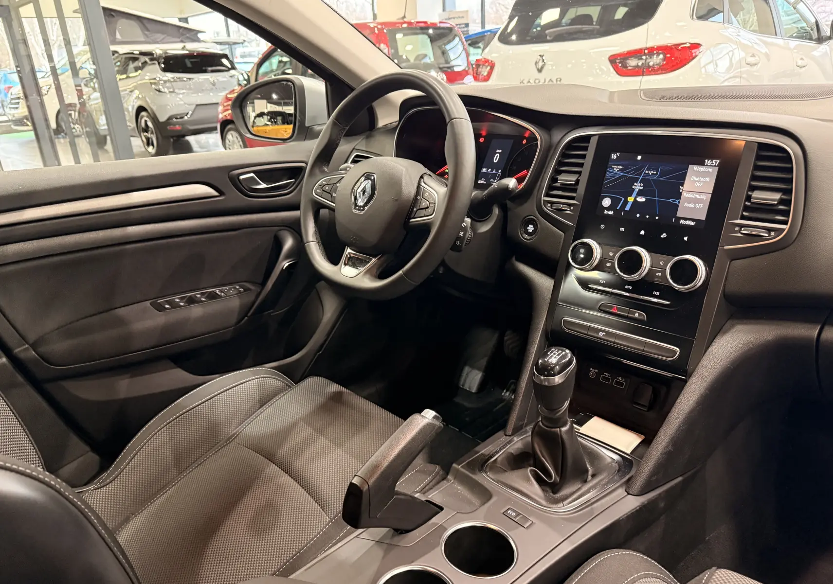 Intérieur de la Renault Mégane IV 1.5 dCi 115 Evolution, vue côté conducteur, volant multifonction et console centrale avec écran tactile.
