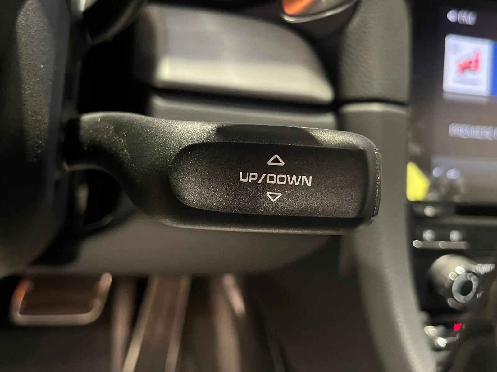 Gros plan sur la commande UP/DOWN du volant sport alcantara de la Porsche 911 GT3 2018, intérieur noir.