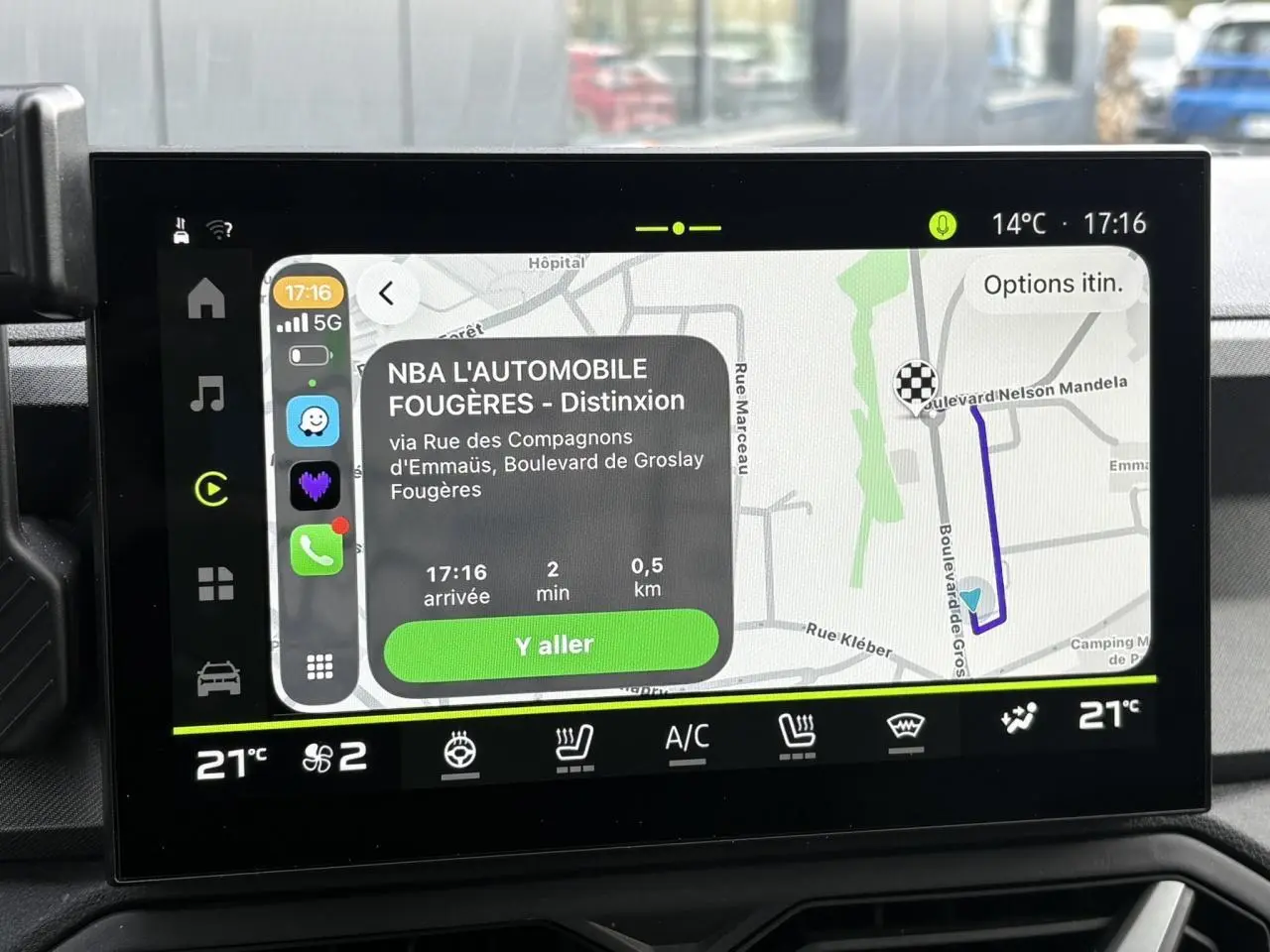 Écran tactile 10,1" du tableau de bord Dacia Bigster blanc, affichant la navigation connectée avec itinéraire.