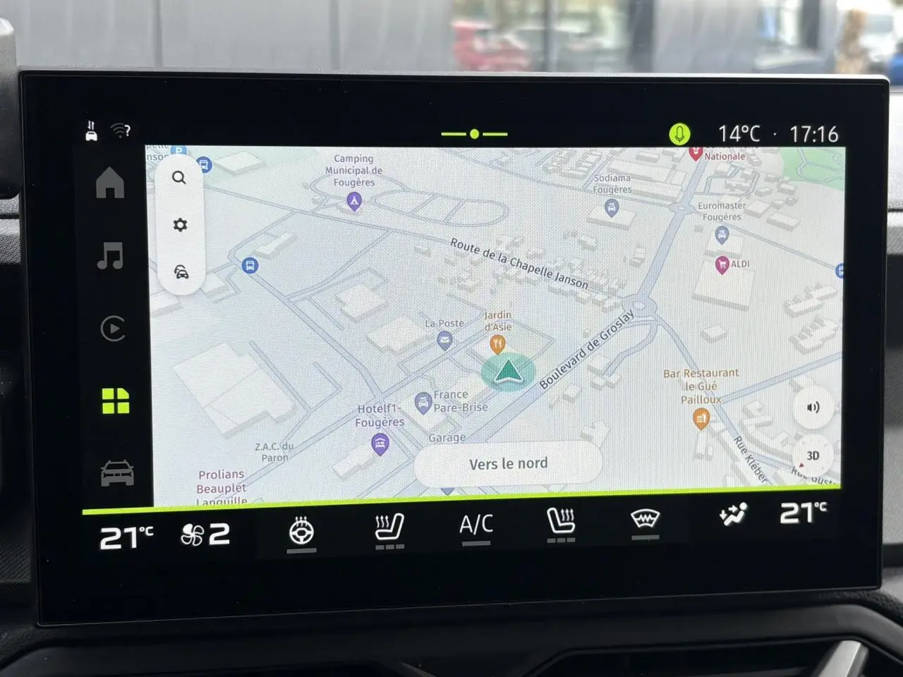 Écran tactile 10,1'' du système de navigation Media Nav Live dans un Dacia Bigster blanc, affichant une carte détaillée.