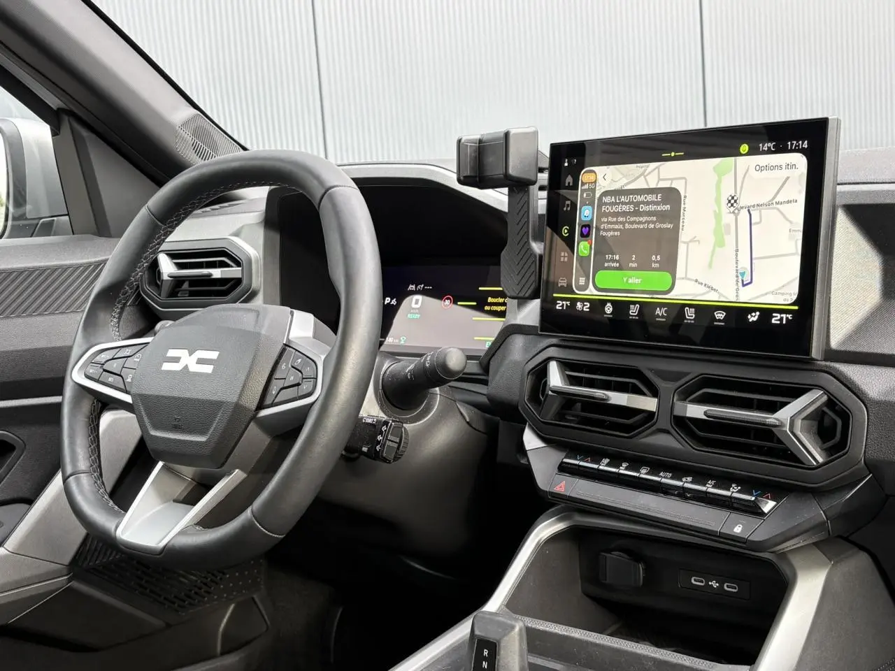 Vue rapprochée de l'intérieur du Dacia Bigster 2025, montrant le volant multifonction et l'écran tactile de navigation.