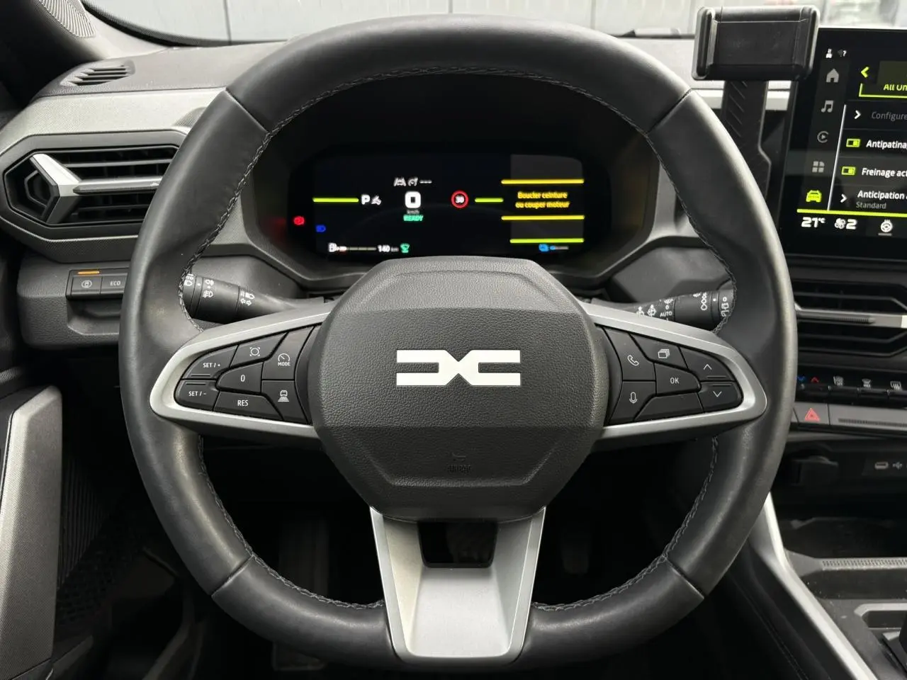 Vue rapprochée du volant noir du Dacia Bigster 2025 avec combiné numérique et écran tactile latéral.