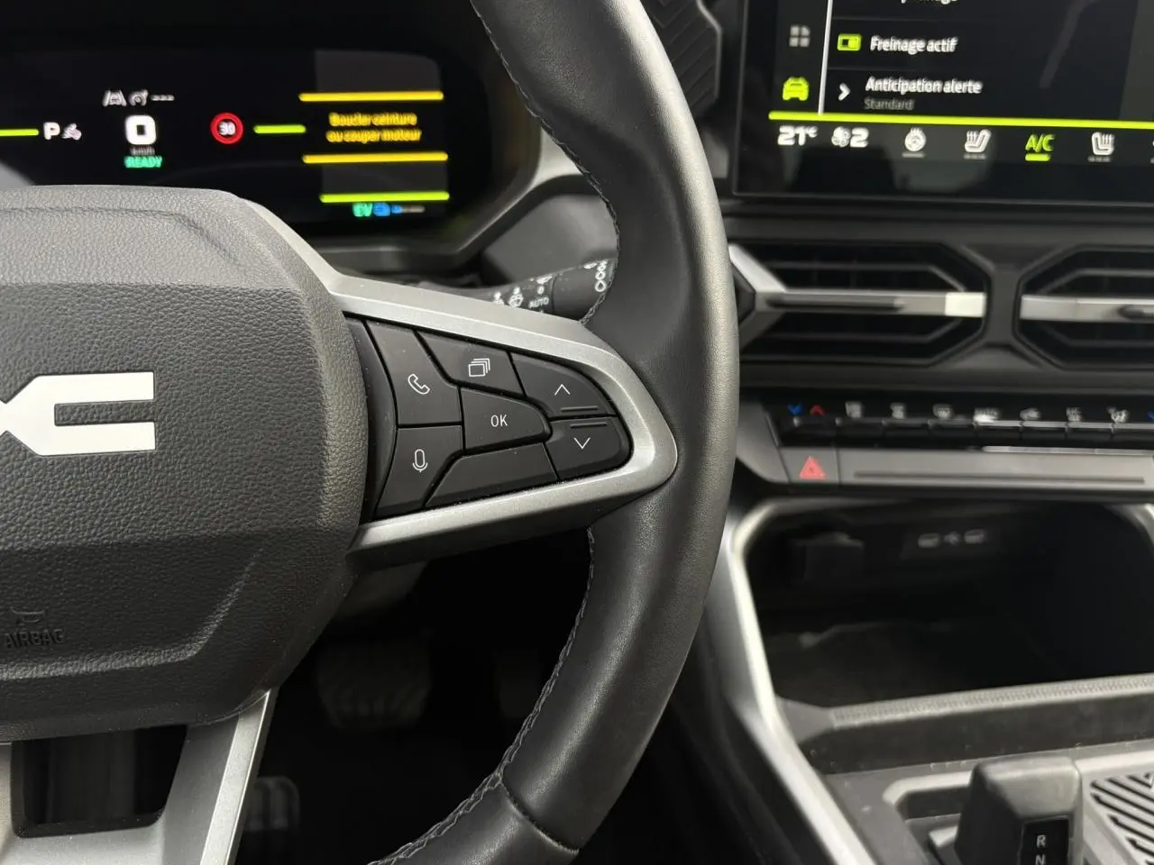 Vue rapprochée du volant noir avec commandes multifonctions et tableau de bord numérique du Dacia Bigster 2025.