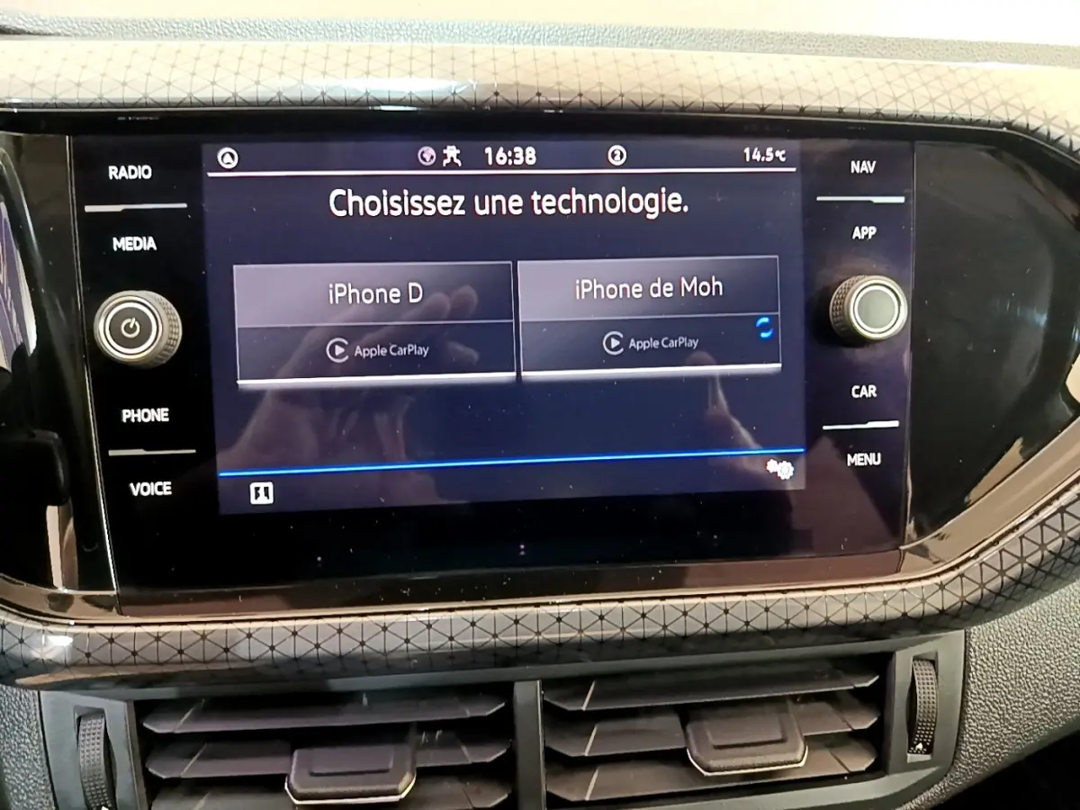 Écran tactile central du tableau de bord du Volkswagen T-Cross 2022 affichant le choix Apple CarPlay.