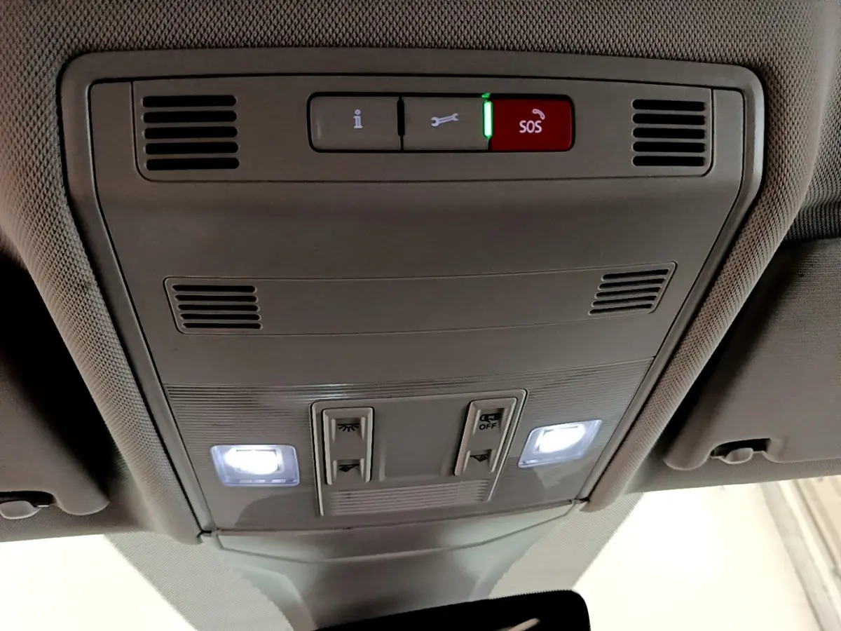 Vue en contre-plongée du plafonnier gris avec éclairages LED et bouton SOS du Volkswagen T-Cross noir 2022.