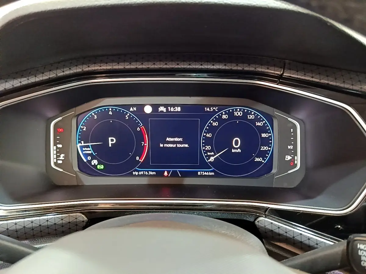 Tableau de bord numérique du Volkswagen T-Cross 1.0 TSI 110ch DSG Carat, affichage vitesse et régime moteur.