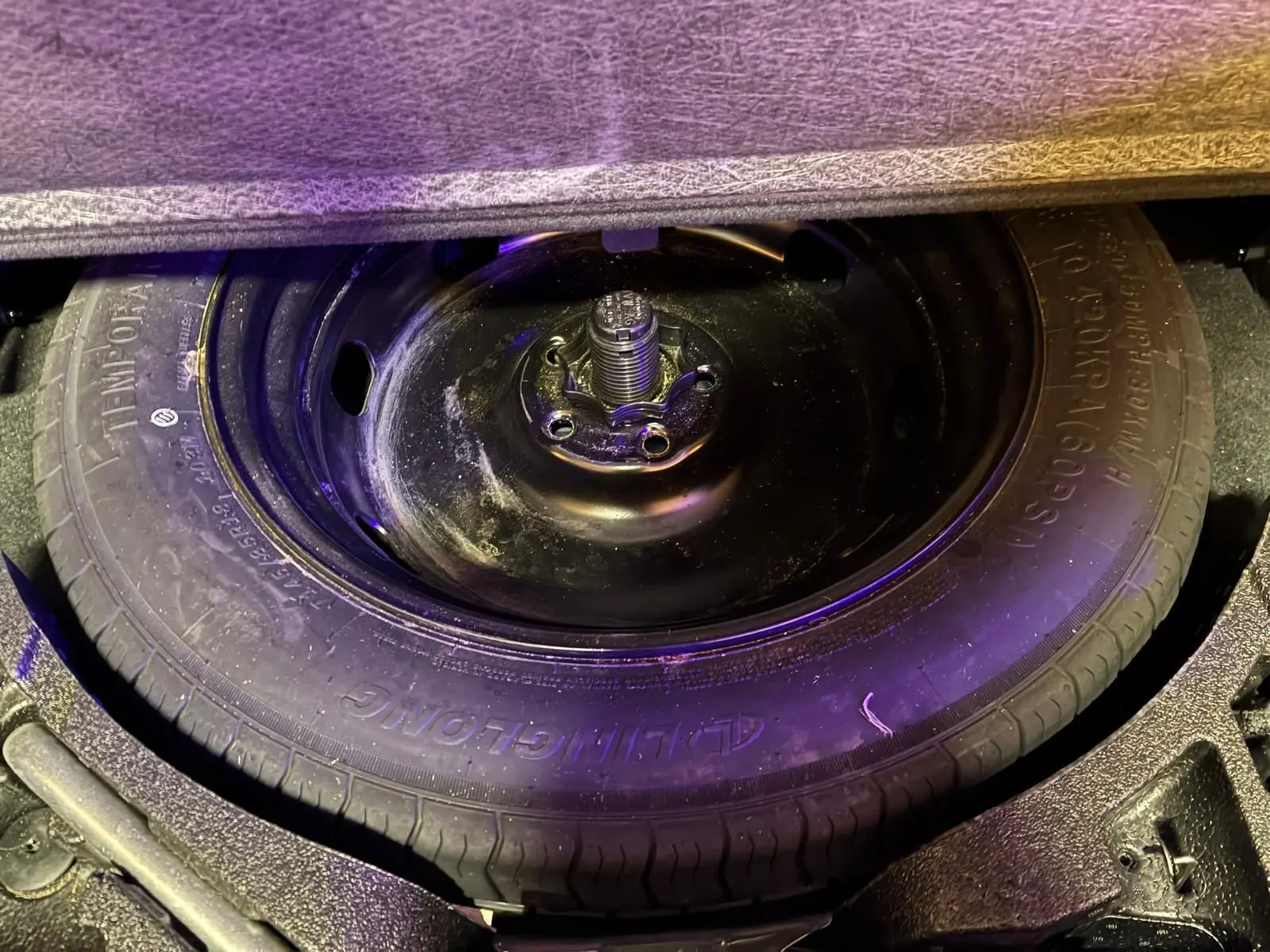 Gros plan sur la roue de secours noire dans le coffre d’un Skoda Kodiaq bleu 2023, version diesel 7 places.