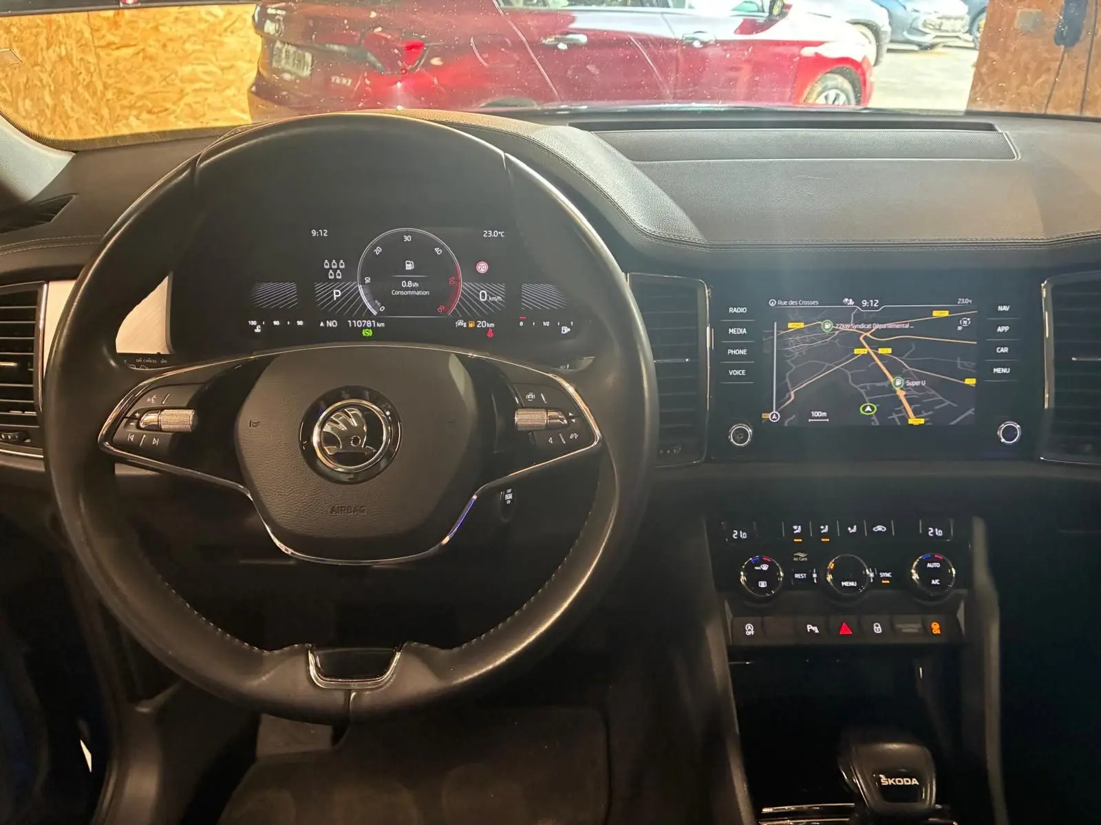 Vue intérieure centrée sur le volant et le tableau de bord numérique d’un Skoda Kodiaq 2023 avec écran tactile et commandes au volant.