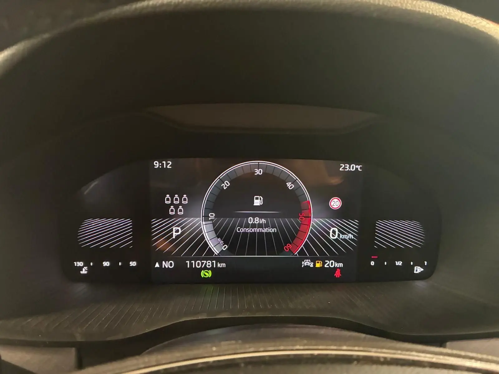 Vue rapprochée du tableau de bord numérique du Skoda Kodiaq bleu 2023, affichant la consommation et le kilométrage.