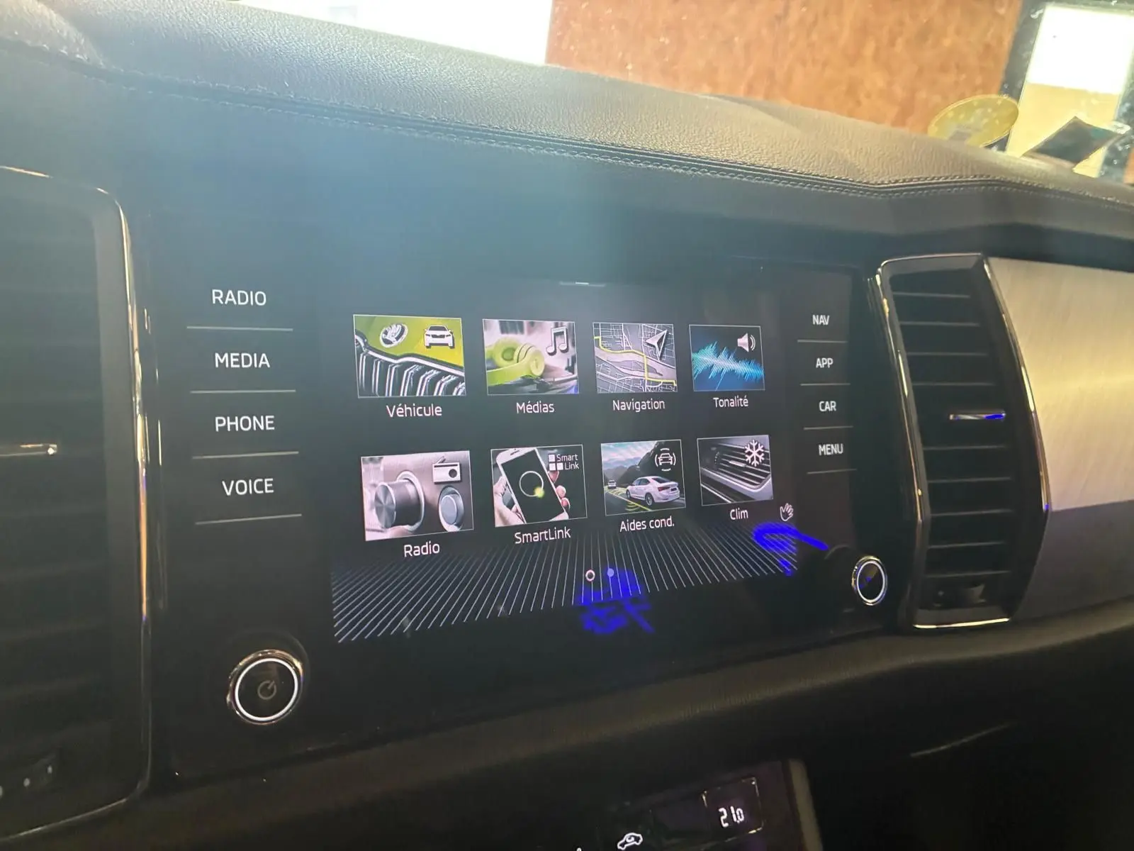 Écran tactile central du Skoda Kodiaq 2023, affichant les menus multimédias et navigation, avec finition intérieure noire.