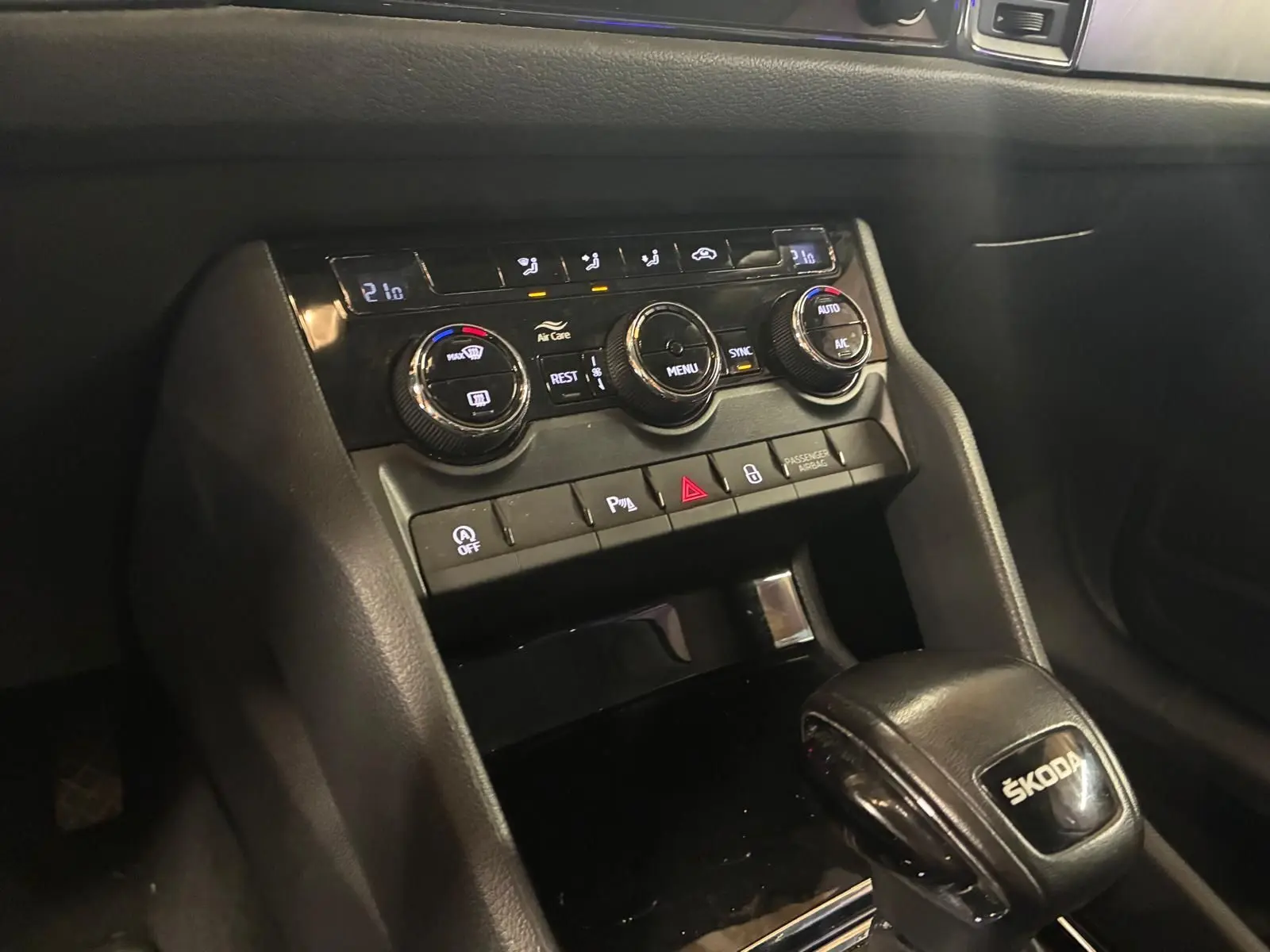 Gros plan sur la console centrale intérieure du Skoda Kodiaq 2023, avec commandes climatisation et levier de vitesse noir.