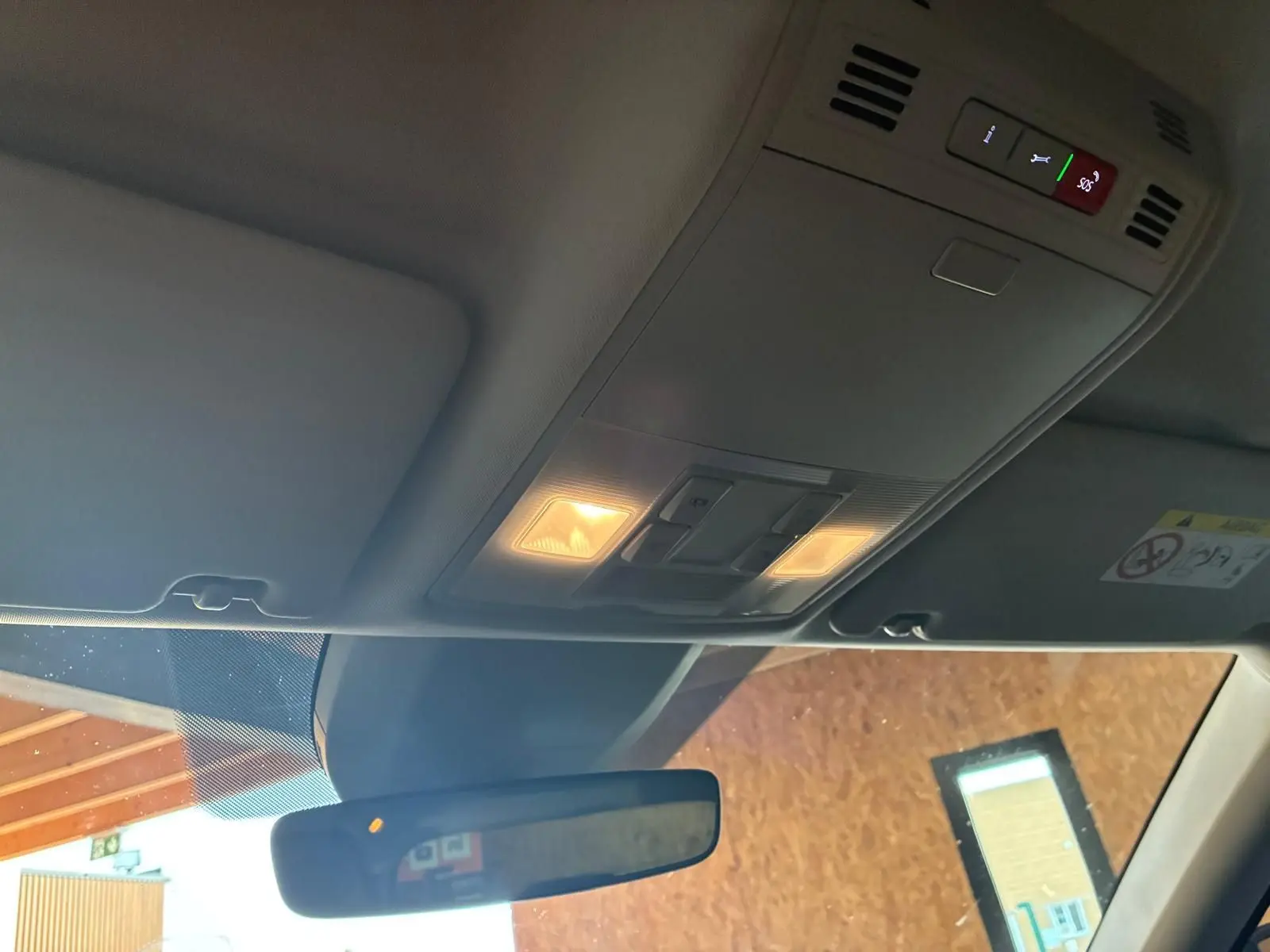 Vue intérieure du plafond avant avec éclairage et commandes au-dessus du rétroviseur d'un Skoda Kodiaq 2023.