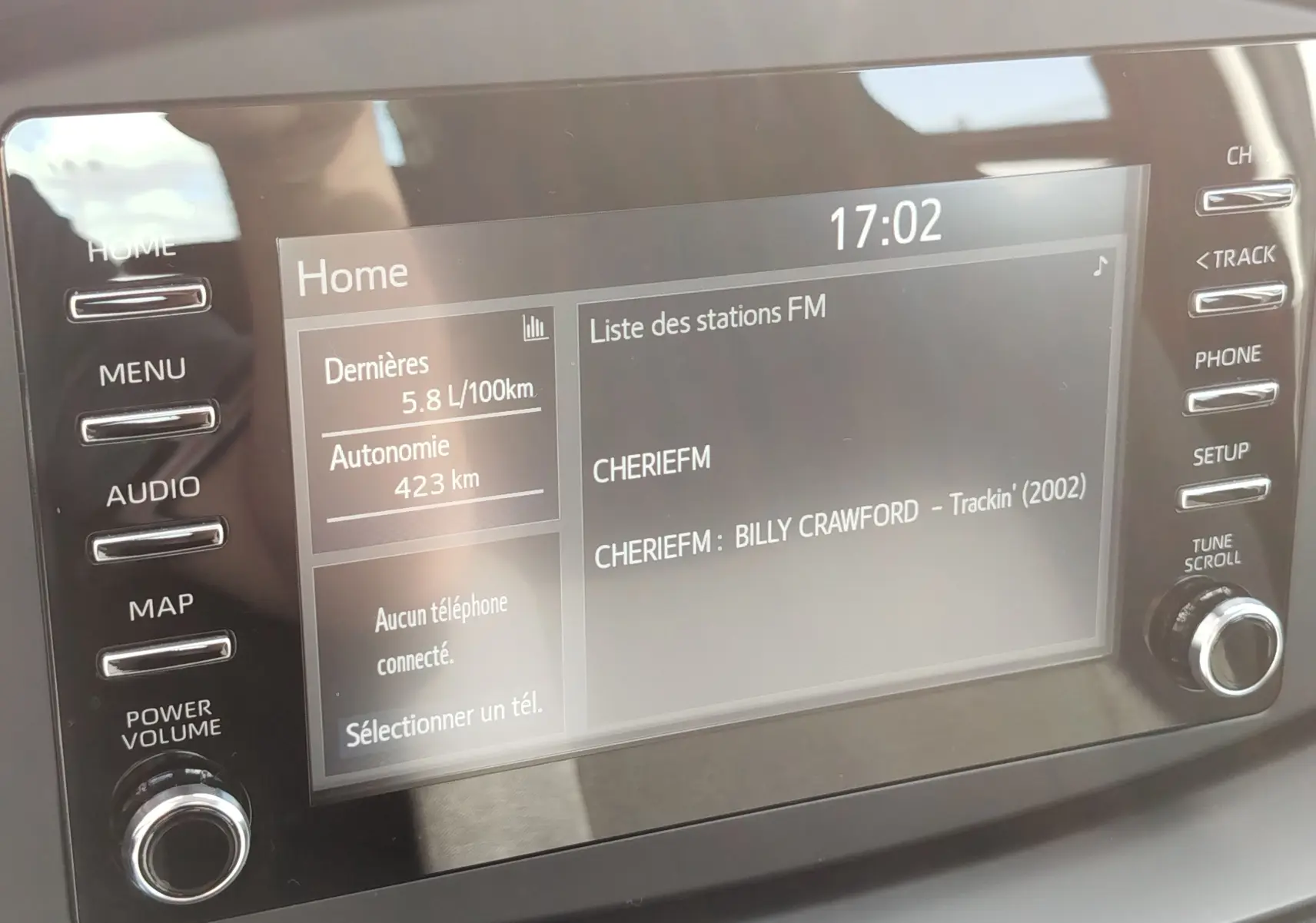 Écran tactile central de la Toyota Aygo X 2023 affichant la liste des stations FM avec commandes autour.
