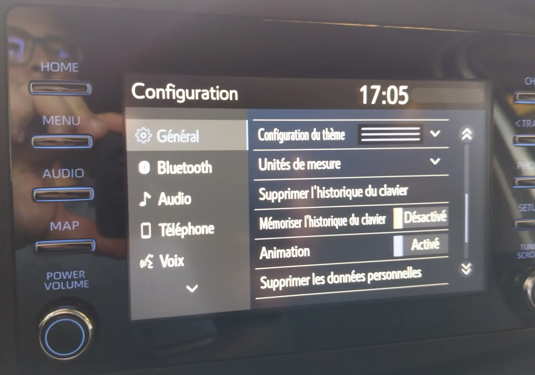 Écran tactile central de la Toyota Aygo X 2023 affichant le menu de configuration avec options Bluetooth et audio.