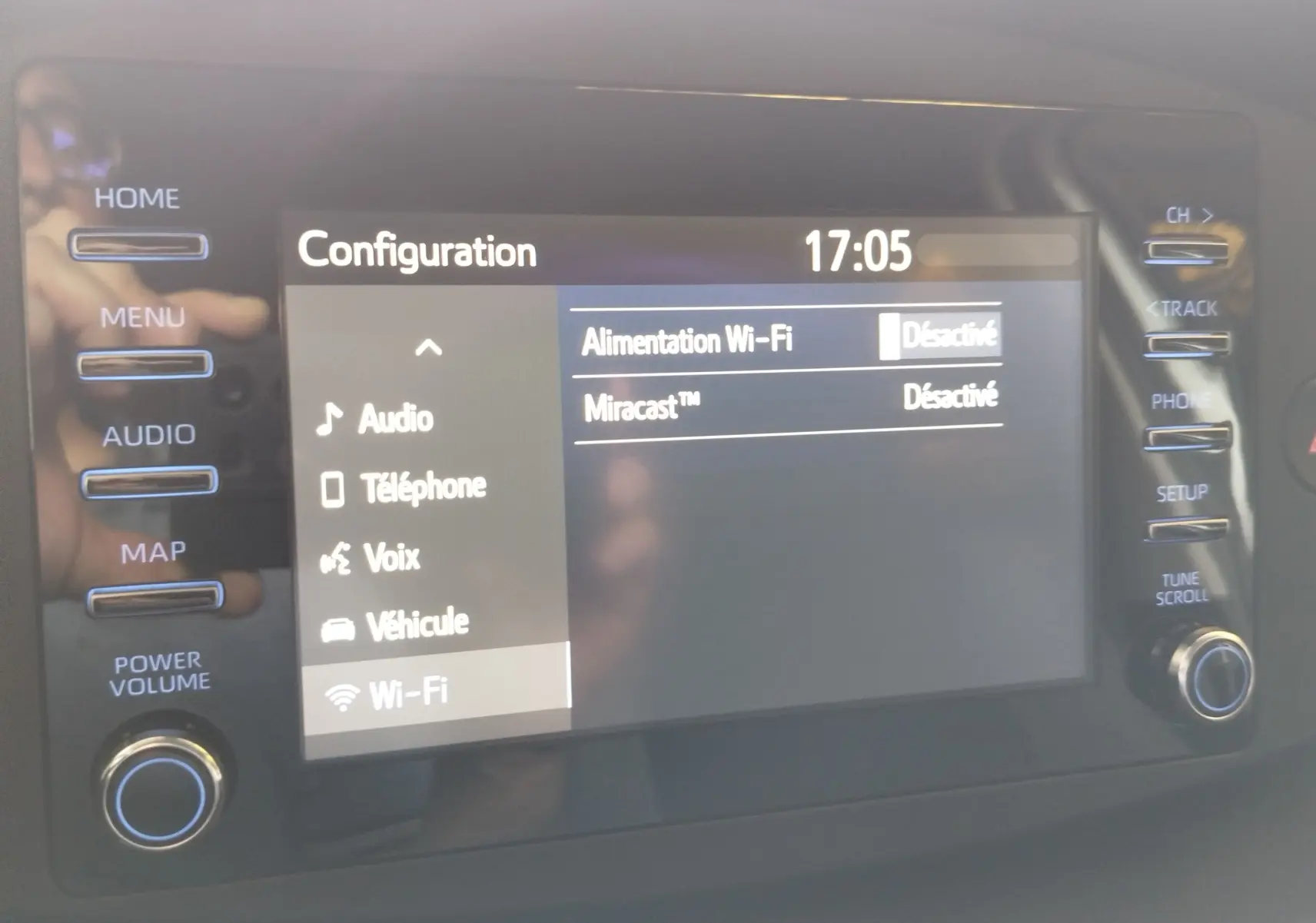 Écran tactile central de la Toyota Aygo X blanc, affichant le menu configuration Wi-Fi désactivé à 17h05.