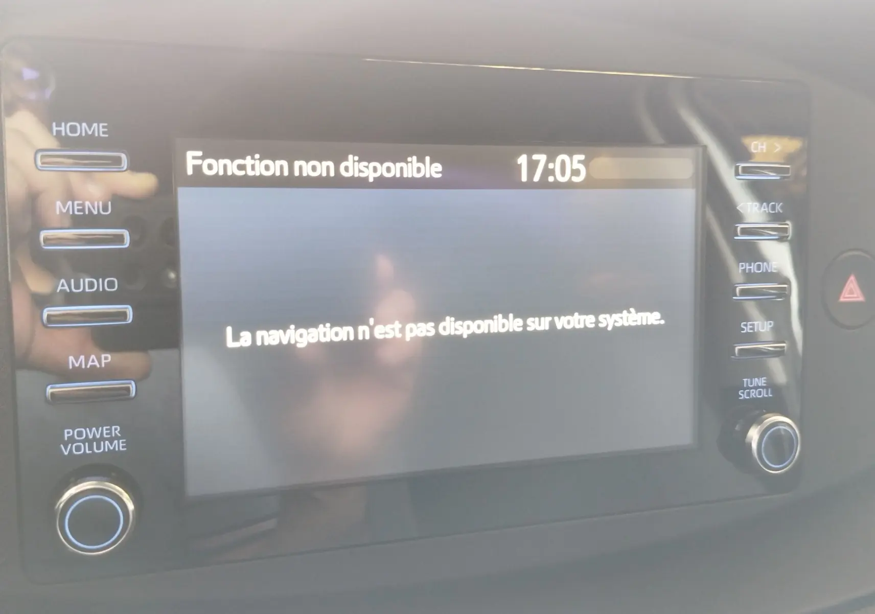 Écran central tactile de la Toyota Aygo X 2023 affichant un message d'erreur de navigation non disponible.