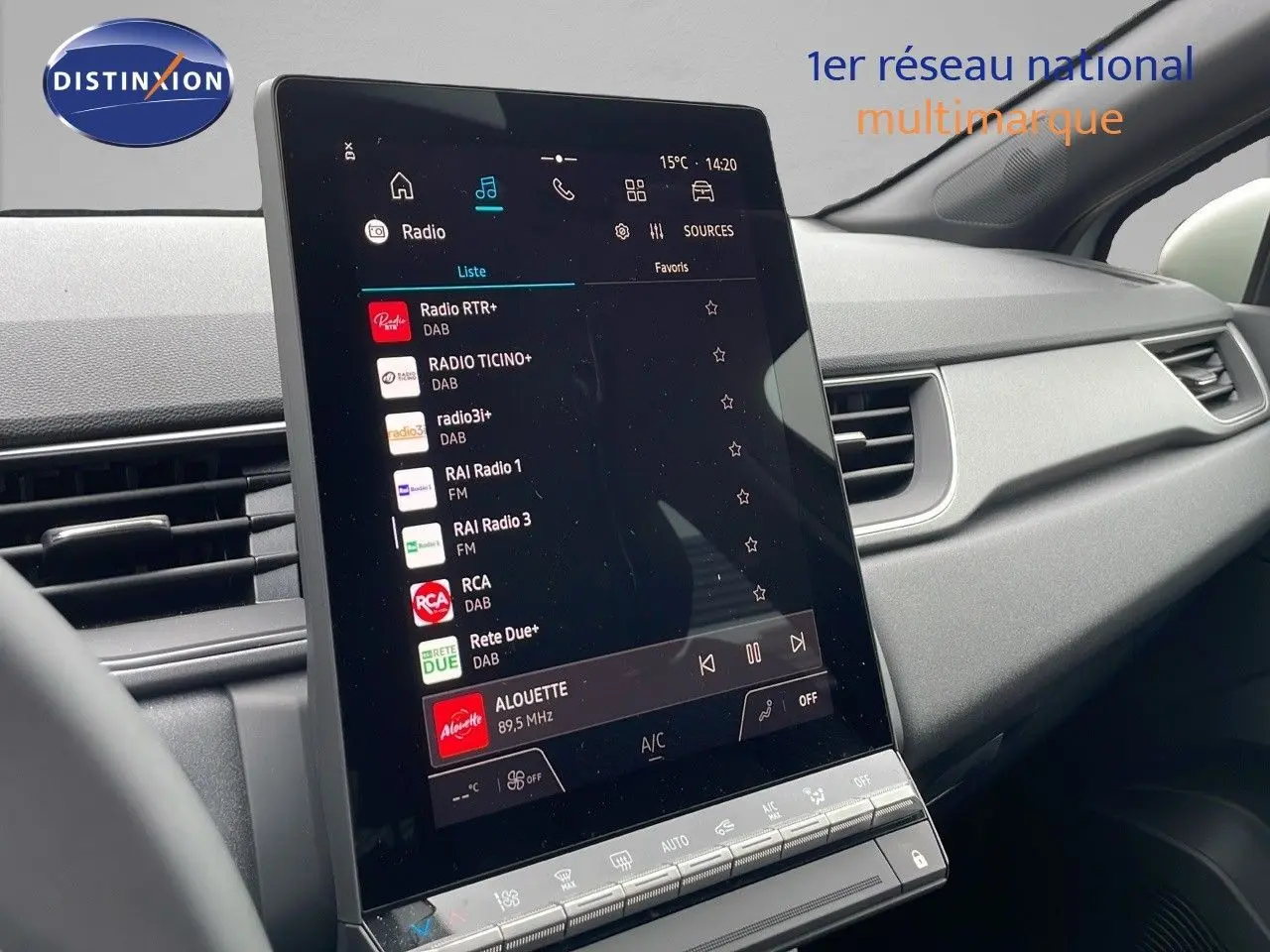 Intérieur du Renault Captur E-Tech 2025, vue du tableau de bord côté passager avec écran tactile central allumé.