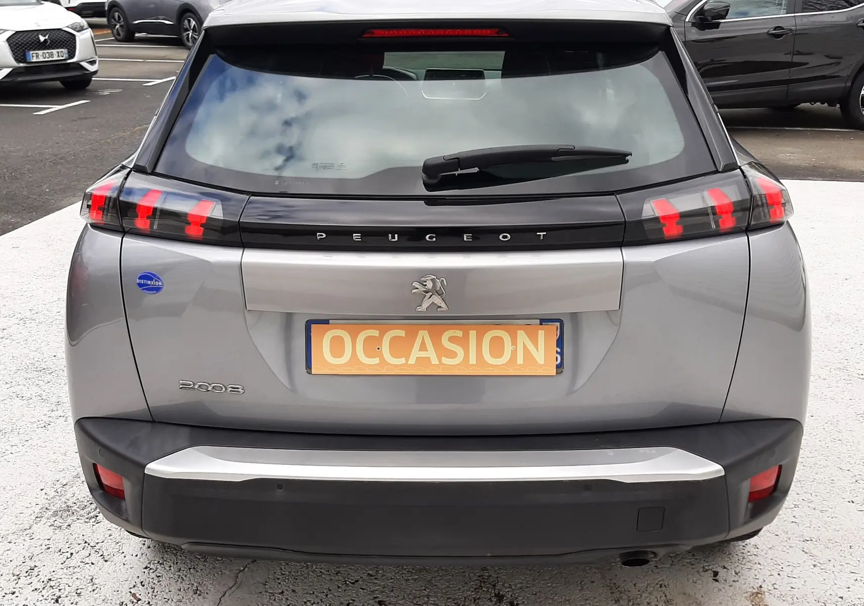 Vue arrière d'un Peugeot 2008 gris Artense de 2020 avec feux LED caractéristiques et plaque "OCCASION".