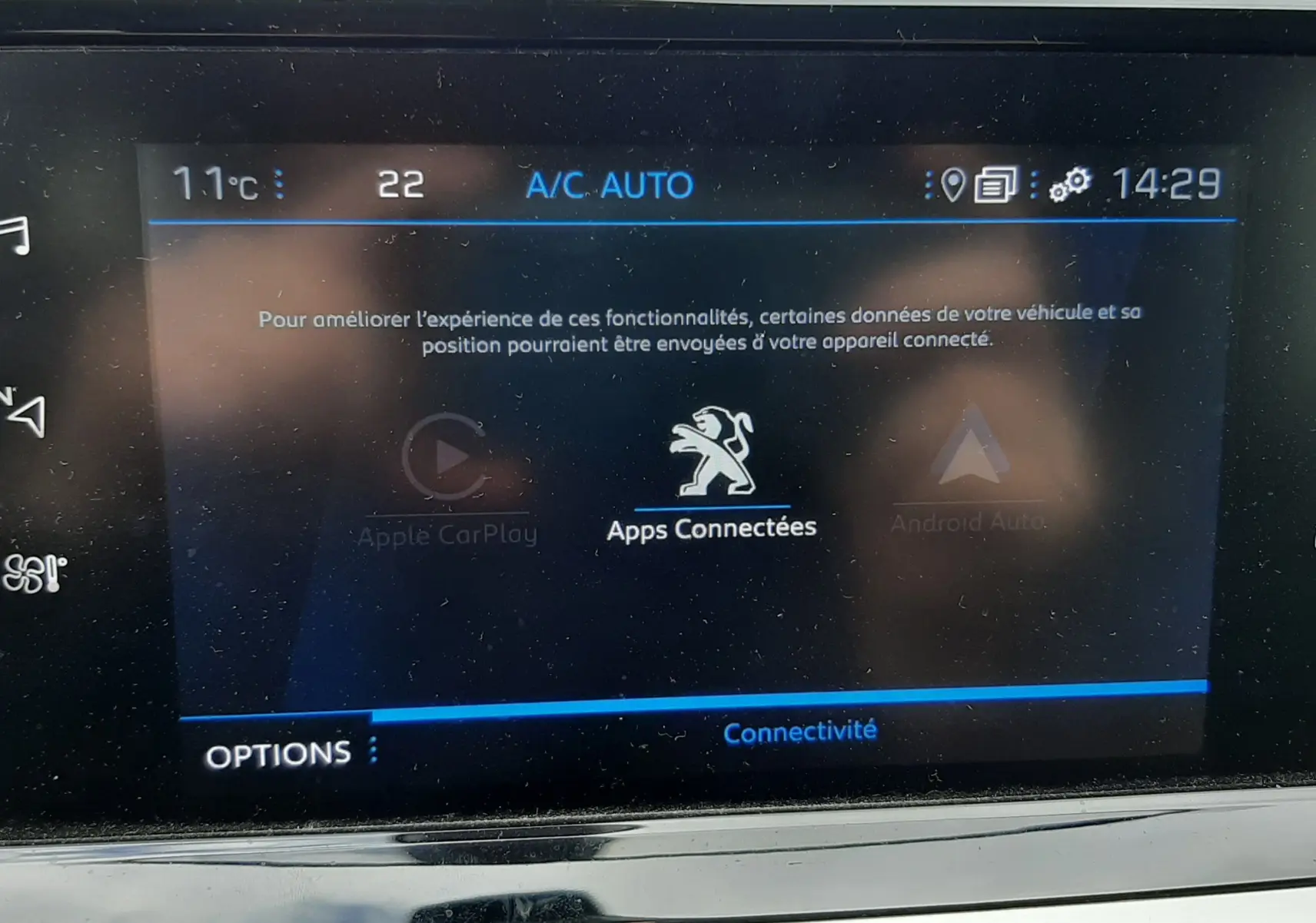 Écran tactile central du Peugeot 2008 2020 montrant l'interface des apps connectées avec affichage de la température et heure.