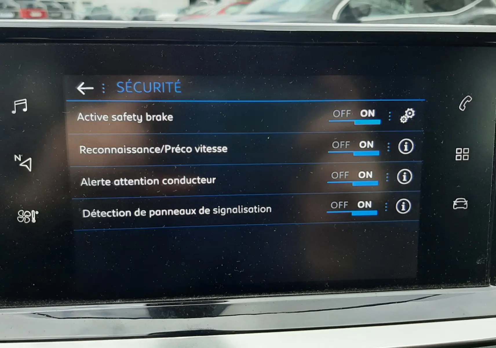 Écran tactile intérieur du Peugeot 2008 2020 affichant les réglages de sécurité avec options activées.