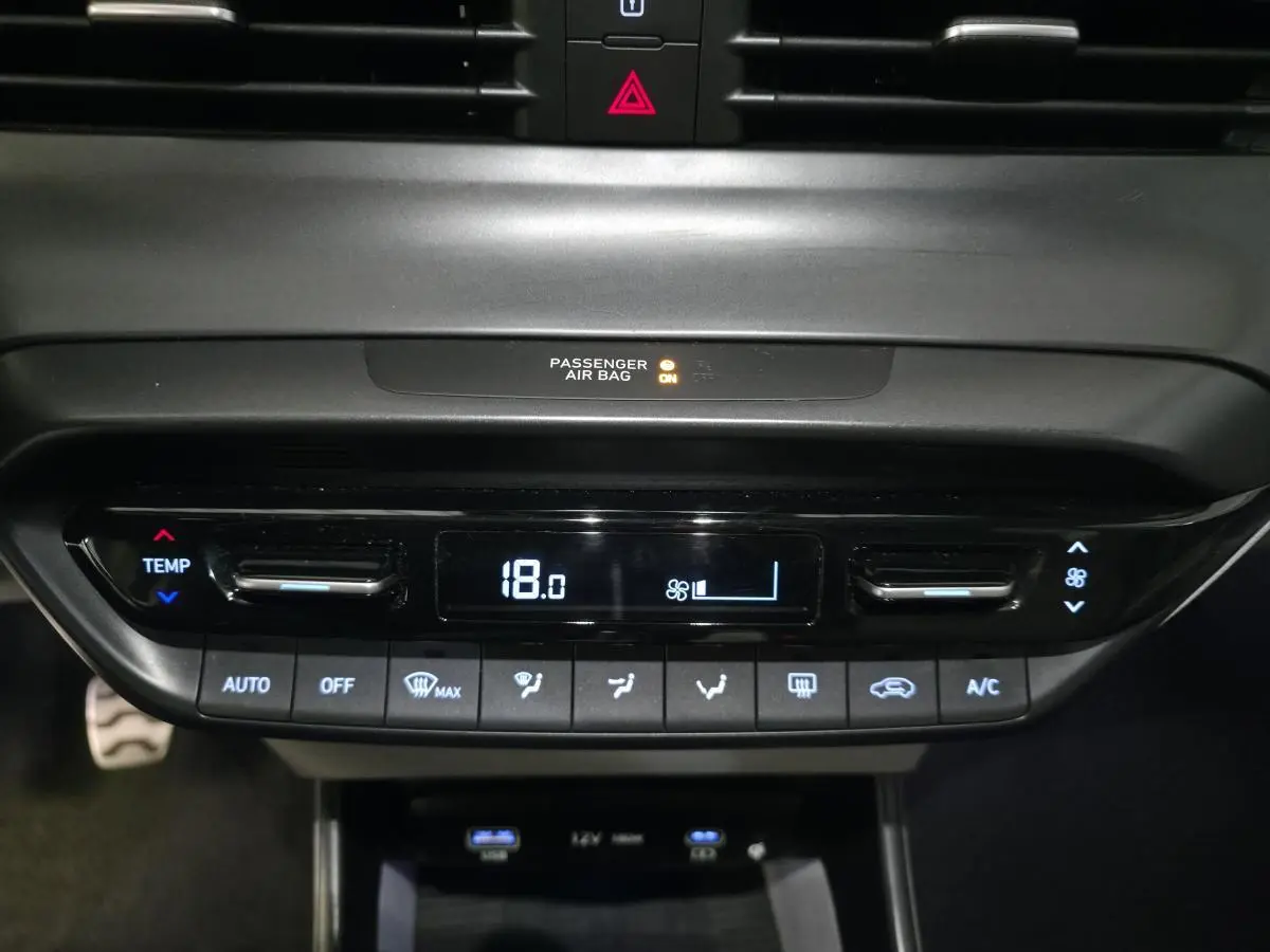 Vue rapprochée du tableau de bord de la Hyundai Bayon 2025, montrant la climatisation automatique et les commandes digitales.