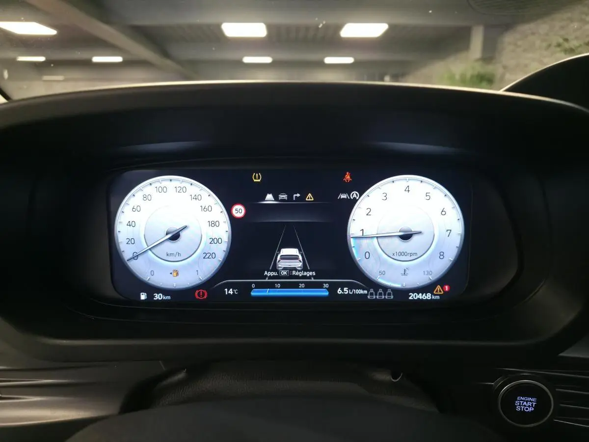 Vue rapprochée du tableau de bord numérique de la Hyundai Bayon 2025, affichant vitesse et compte-tours.