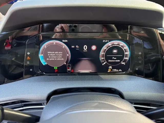 Vue rapprochée du tableau de bord numérique de la Volkswagen Golf 2.0 TDI 150 DSG R-Line 2025, affichant la vitesse et les alertes.