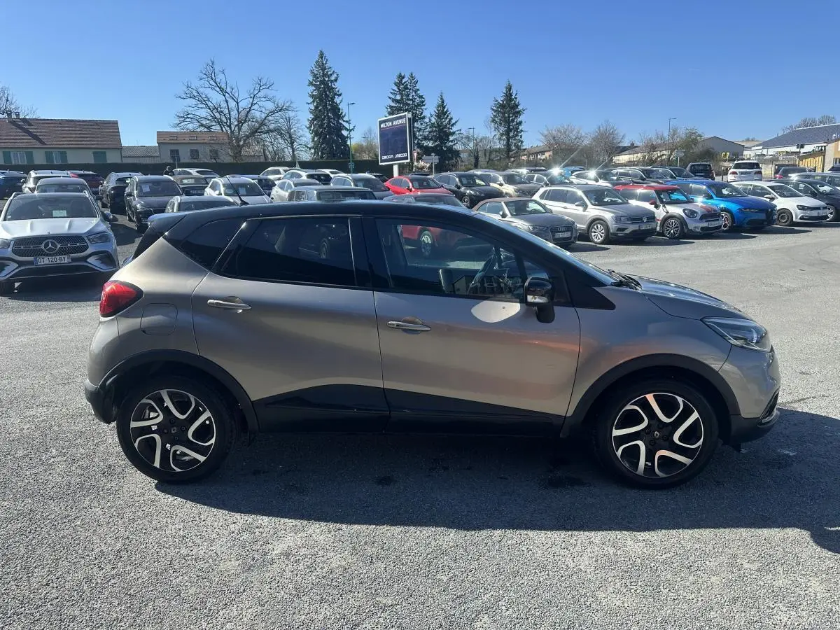 Renault Captur beige métallisé vue de profil côté gauche, avec toit noir et jantes alliage noires diamantées.