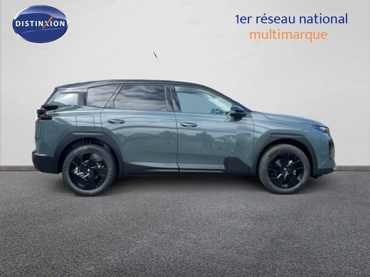 Vue de profil côté gauche d'un Citroën C5 Aircross Hybrid 145ch en vert Astoria métallisé avec jantes noires.