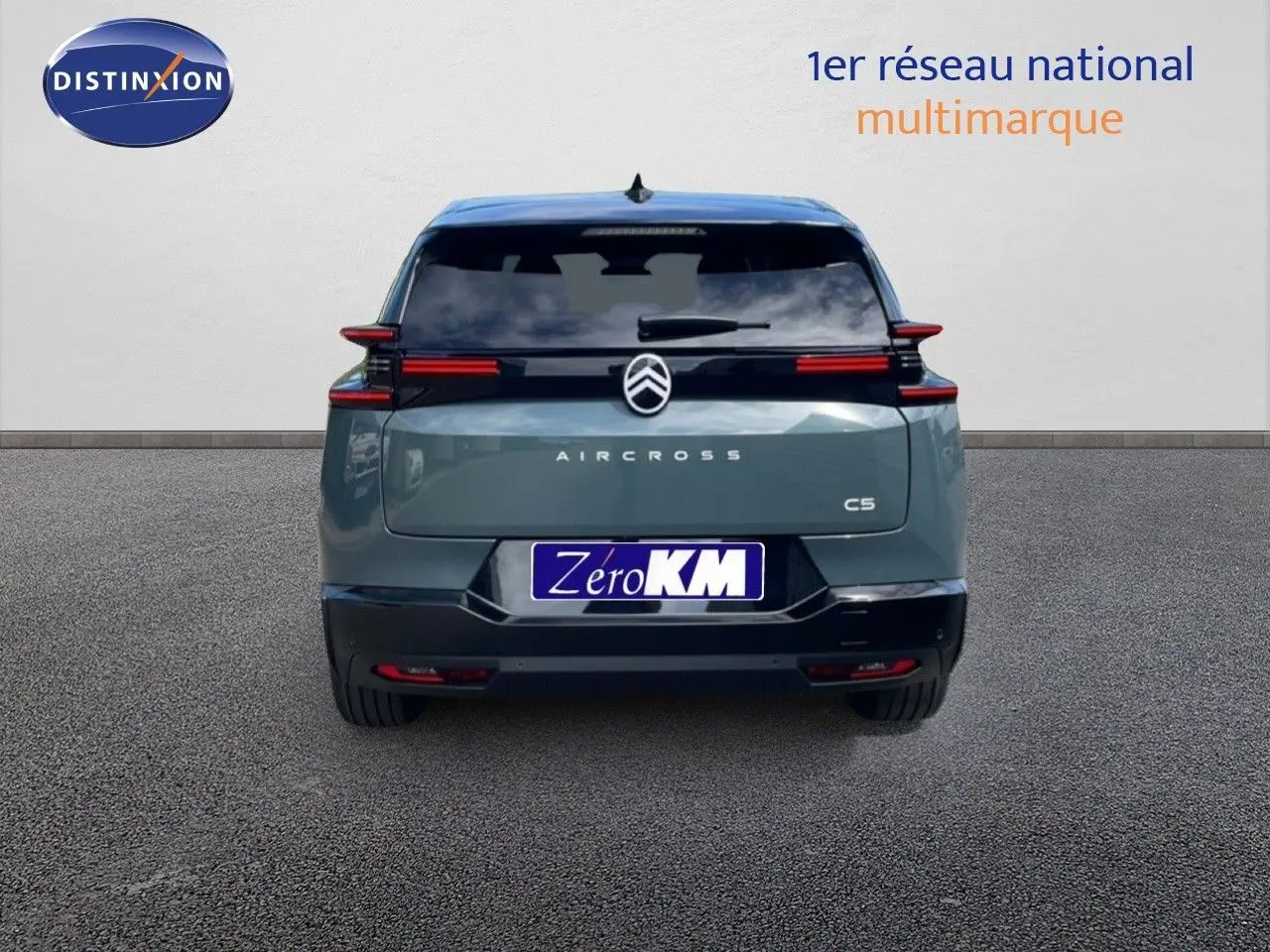 Vue arrière d'un Citroën C5 Aircross Hybrid 145ch en vert Astoria métallisé avec feux arrière horizontaux distinctifs.