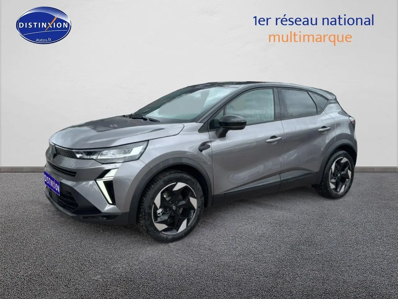 Renault Captur gris cassiopée en 3/4 avant droit, avec jantes alu noires et phares LED distinctifs.
