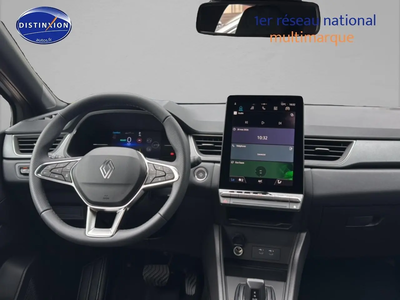Tableau de bord et volant multifonction de Renault Captur gris cassiopée, vue frontale centrée sur l'écran tactile vertical.
